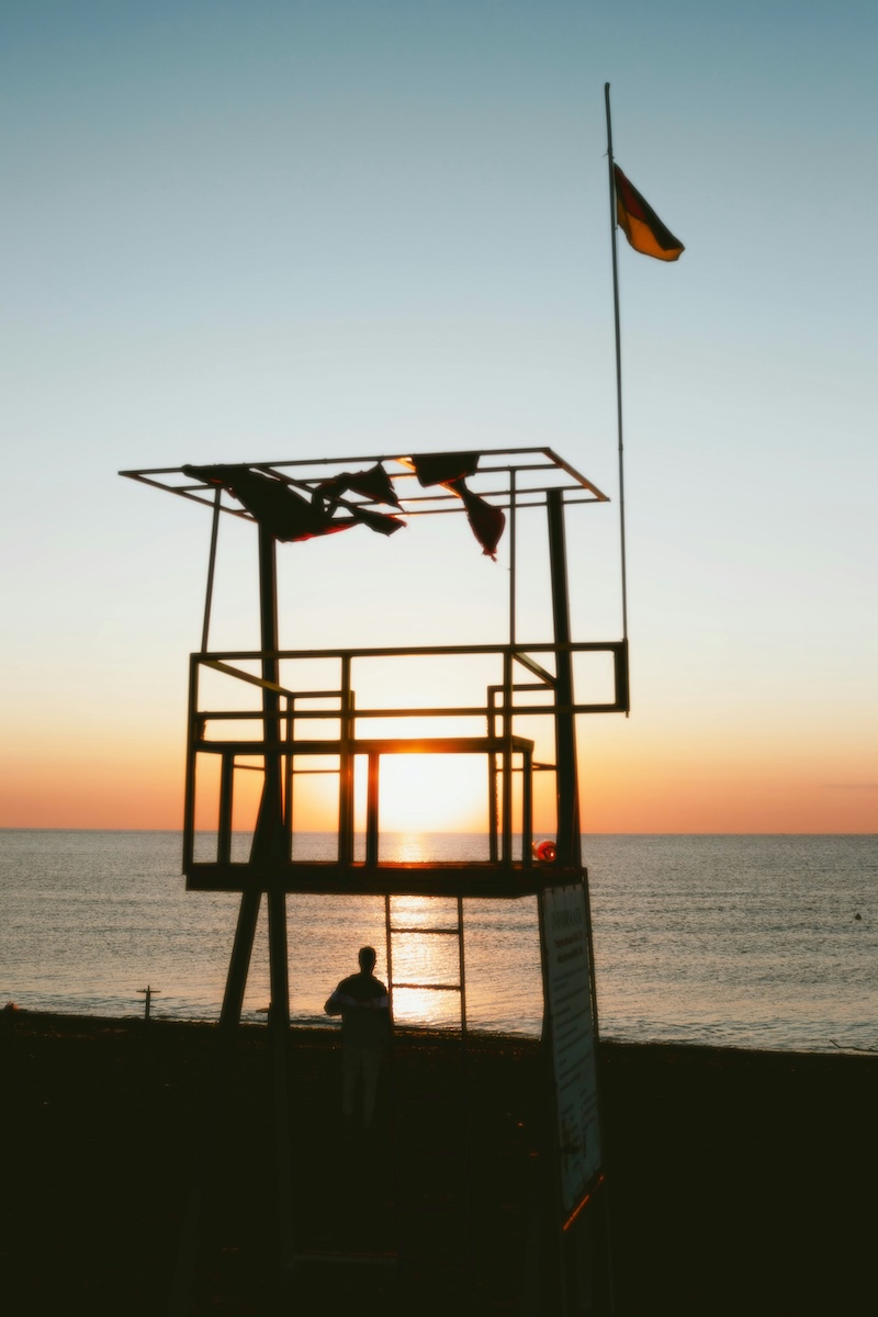 夕阳下的海边和一个铁架子观景台