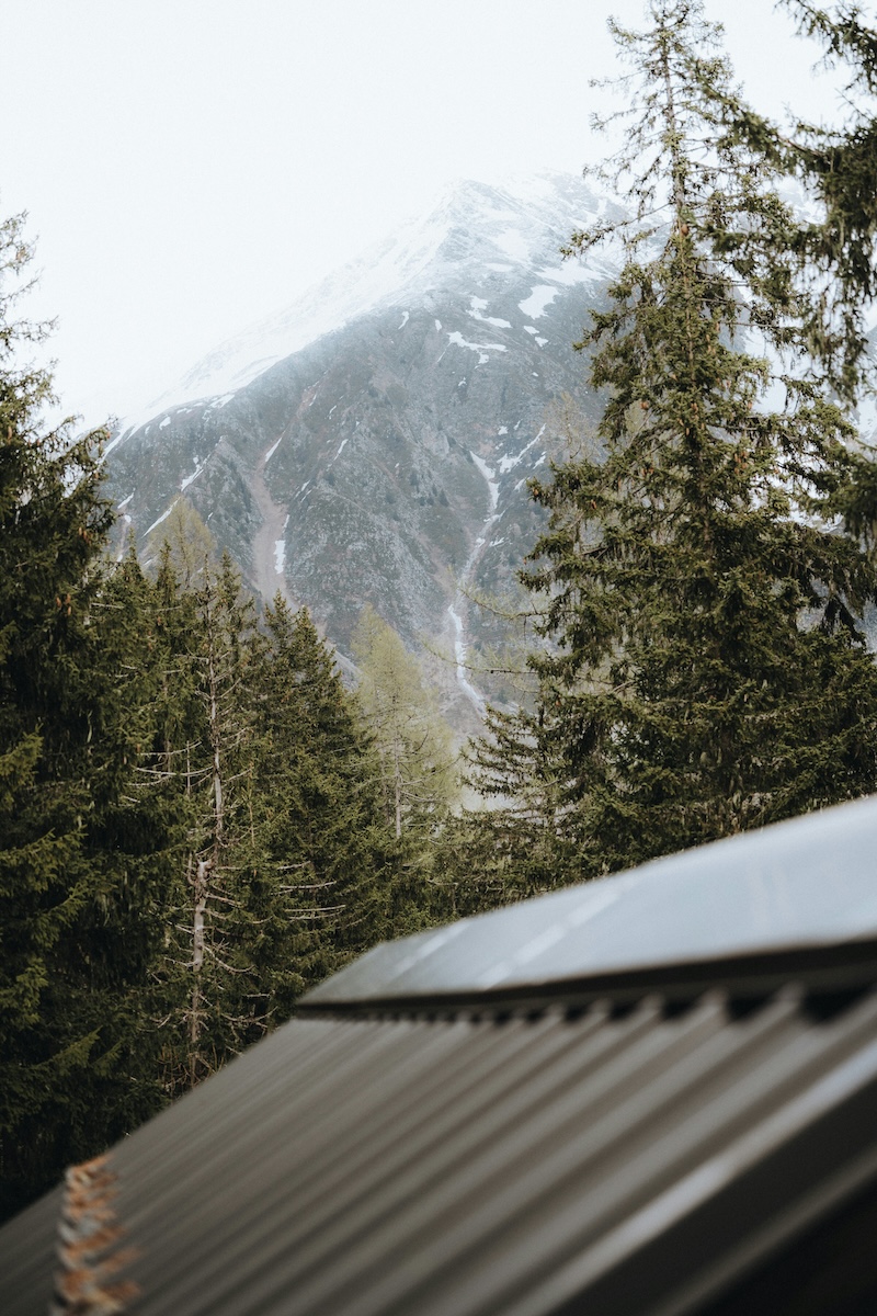 雪山中通往山顶的路