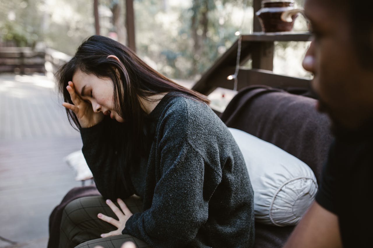 一个女生用手扶着额头